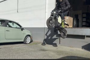 Cette moto imprimée en 3D peut-elle survivre à une chute de cinq pieds sans se briser ?