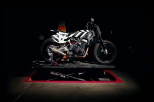Devinez quoi, Royal Enfield augmente sa mise en flat-track avec le Sherpa Mk 2