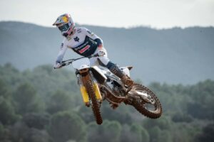 Husqvarna présente la dernière gamme de motocross de la marque, et ce sont toutes des couleurs rétro