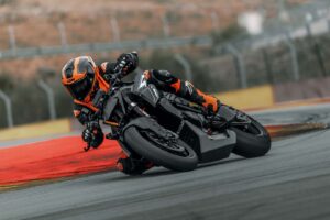 KTM lance une Superbike nue réservée aux pistes, mais est-ce que quelqu&rsquo;un le demande ?