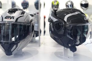 Le nouveau casque de moto modulaire de Givi donne la priorité à la conduite réelle plutôt qu&rsquo;au battage médiatique