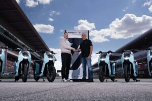 MotoGP et VMoto viennent de transformer de vrais scooters électriques en produits dérivés