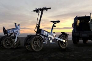 Toyota a construit un scooter électrique tout-terrain à 3 roues qui s&rsquo;adapte à votre voiture. Vous pourrez peut-être l&rsquo;acheter