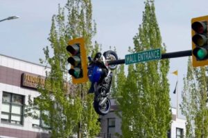 Un conducteur s&rsquo;est retourné et n&rsquo;a pas pu voir. Puis une moto s&rsquo;est retrouvée suspendue à un poteau de feu de circulation