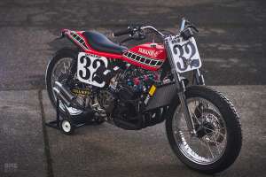Ce coureur sur piste plate Yamaha TZ750 est également légal sur route