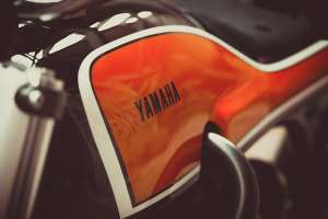 Juicy : le tracker Yamaha XSR700 orange bonbon de Jigsaw