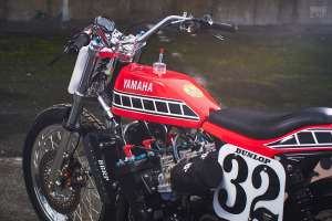 Ce coureur sur piste plate Yamaha TZ750 est également légal sur route