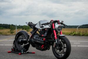 Affirmer sa domination : le Radical K1100RS Streetfighter de Powerbrick