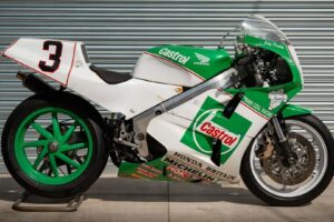 À quel point avez-vous besoin de cet ex-Joey Dunlop Honda RC30 ? Parce que c&rsquo;est aux enchères