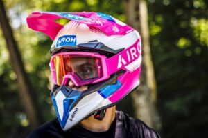 Airoh propose une poignée de nouveaux casques de moto tout-terrain. Et il y a beaucoup de couleurs