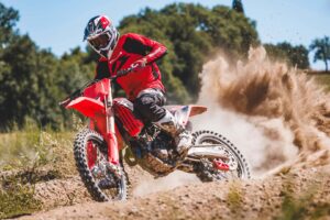 Beta dévoile sa gamme de motocross mise à jour. Et il y a un nouveau quatre temps
