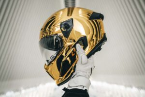 Ce casque de moto chromé doré est peut-être la déclaration la plus audacieuse. L&rsquo;éblouissement doit être sauvage