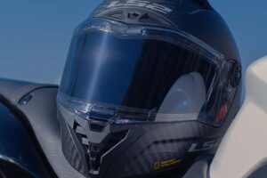 Cette marque de casques de moto « économique » vient d&rsquo;abandonner la technologie que les grands noms ne sont toujours pas perfectionnés