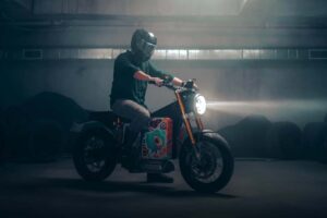 Cette moto EV ultra-rare coûte 40 000 $. Mais il possède le moteur EV le plus fou