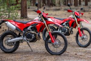 Il s&rsquo;agit du premier vélo tout-terrain Enduro homologué pour la rue de Ducati. Il a l&rsquo;air spectaculaire et très rouge