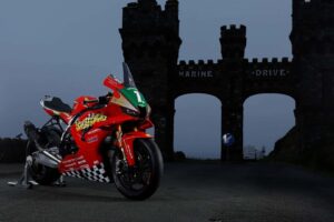 John McGuinness honoré par Honda à l&rsquo;occasion de son 30e anniversaire du TT de l&rsquo;OIM. Nous aimons une livrée spéciale