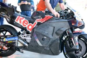 KTM va tester à nouveau son nouveau vélo MotoGP. Plus de tests que n&rsquo;importe quel autre fabricant jusqu&rsquo;à présent