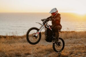 La police pourrait inculper la mère de l&rsquo;enfant en raison de son utilisation imprudente d&rsquo;un vélo tout-terrain électrique. Bien