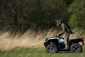 Le VTT Outlander entièrement électrique de Can-Am est le partenaire idéal pour la chasse dans le Midwest et l&rsquo;Est. Silencieux et fiable