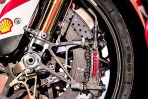 Les disques Brembo Hyction Carbon Ceramic arrivent dans les courses de motos. Superbikes de route à suivre ?