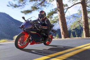 Les pilotes aux États-Unis obtiennent enfin cette couleur Yamaha Badass. Et ce n&rsquo;est pas vraiment bleu