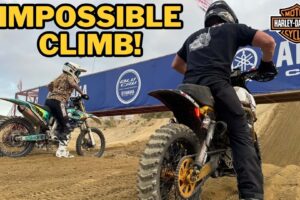 Regardez un grand nombre de motos, de trois-roues et de quads faire cette ascension insensée