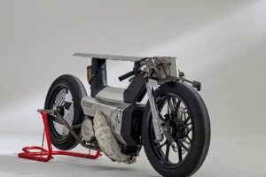 Conçu pour la vitesse : l&rsquo;hyperbike à moteur Honda CR250 de Theo Niess