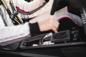 Conduire une voiture manuelle est bien plus stimulant pour le cerveau
