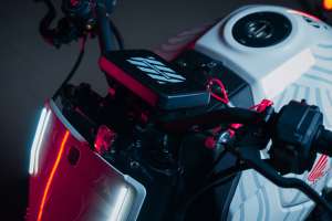 Motocrew Honda CB750 Hornet 1