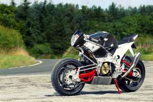 Ce n'est pas une construction de hangar moyenne : une brute propulsée par Aprilia avec une direction centrale au centre.