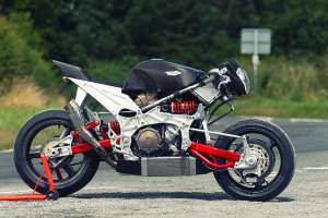 Ce n'est pas une construction de hangar moyenne : une brute propulsée par Aprilia avec une direction centrale au centre.