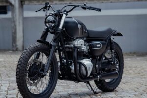 Jeu d&rsquo;ombres : le Scrambler Kawasaki W650 des douanes WKND