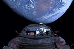 Vous souvenez-vous de la Tesla Roadster qu’ils ont envoyée dans l’espace ? Il continue de orbiter et a même été confondu avec un astéroïde