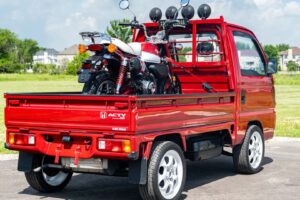Ce camion Honda Kei est livré avec un mini singe moto sur le dos. C&rsquo;est parfait