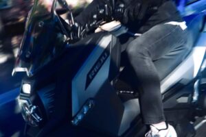 Cette société espagnole de motos tout-terrain vient de lancer un nouveau scooter d&rsquo;aventure. Oui, un scooter tout-terrain