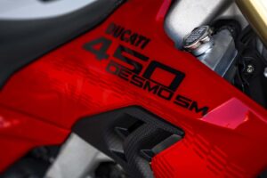 Ducati vient de lancer une Supermotard avec Desmo450 SM. Nous allons tous en prison