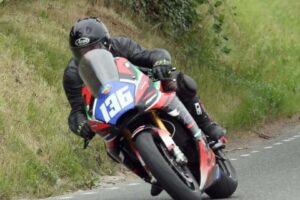 Irish Road Racer décède après un accident de course. Les hommages affluent