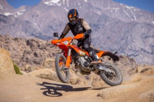 KTM dévoile ses nouvelles motos Dual Sport. Mais ce sont essentiellement des vélos de course avec des plaques d&rsquo;immatriculation