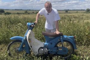 Le scooter Honda Cub vintage obtient un méga échange de moteur. Regardez à quelle vitesse ça va