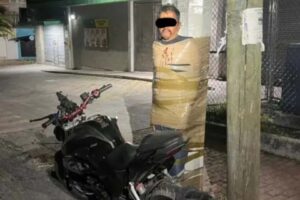 « &lsquo;Mexican Batman &lsquo;colle les voleurs de motos aux lampadaires. Muy Bien