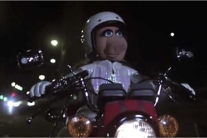Miss Piggy conduisait autrefois une moto à deux temps. Et elle a même eu une doublure