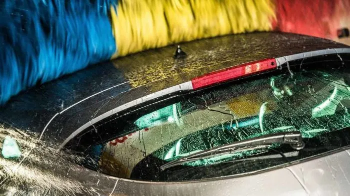 Tunnel de lavage de voiture 700x393