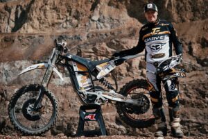 Regardez la légende du Hard Enduro Graham Jarvis emmener sa moto EV à Erzbergrodeo et être l&rsquo;un des 14 finisseurs