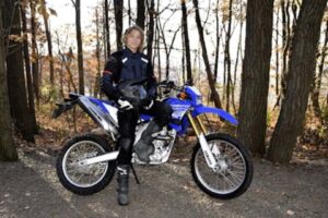 Un instructeur de sécurité moto traîné à mort par un conducteur avec délit de fuite. Pouvez-vous aider ?