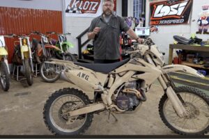 Voulez-vous voir le fonctionnement interne d’une étrange moto militaire à 2 roues motrices ? Bien sûr que oui !