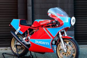 Nostalgie prête pour la piste : la réplique Ducati TT1 de Moto, spécialement conçue pour la rue