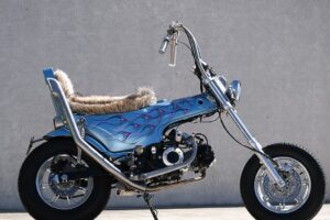 Au-delà du T-Bone : le Honda Dax décalé à la main de FEVER Custom