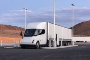 Près d&rsquo;une décennie plus tard, il semble que le Tesla Semi soit prêt à arriver en Europe