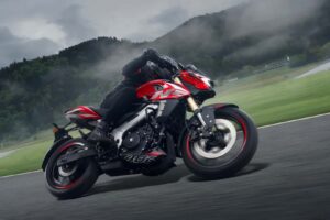 Bajaj rend les tableaux de bord TFT sophistiqués normaux sur les motos bon marché