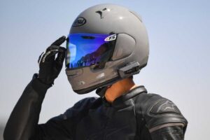 Cardo vient de transformer les interphones de moto en chats vocaux publics